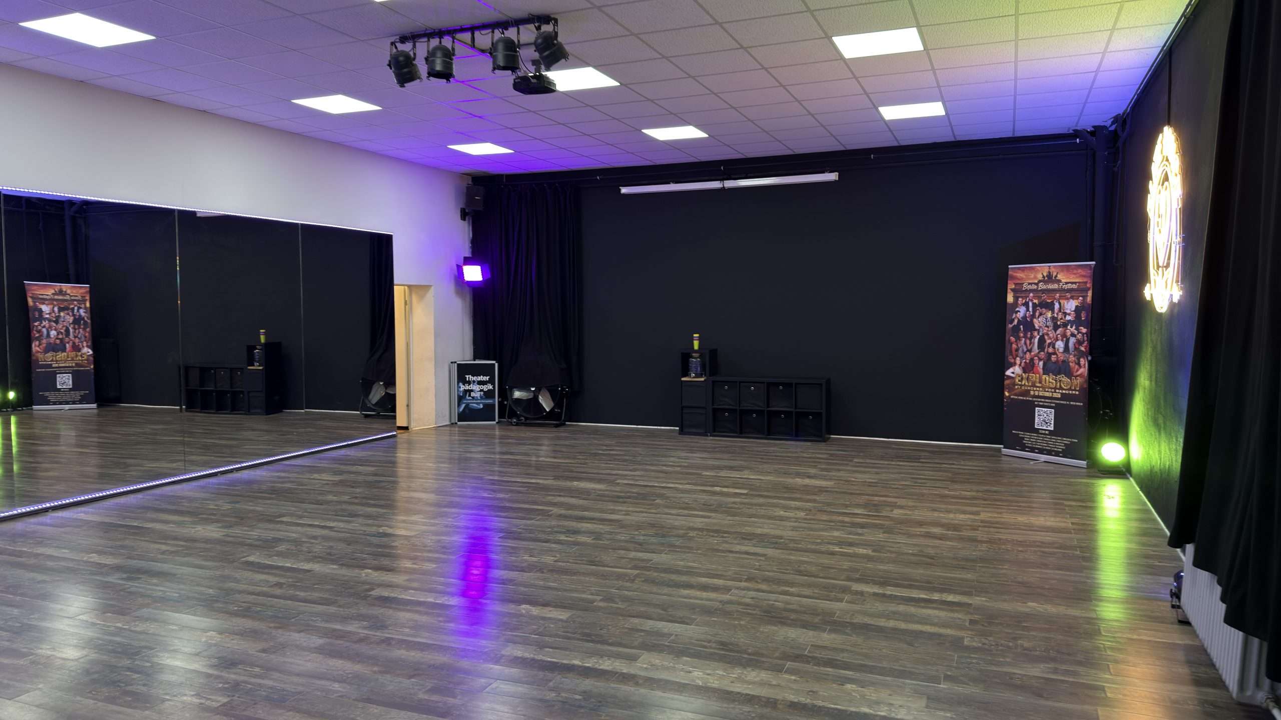 Schwarzer Raum im Elite Dance Studio